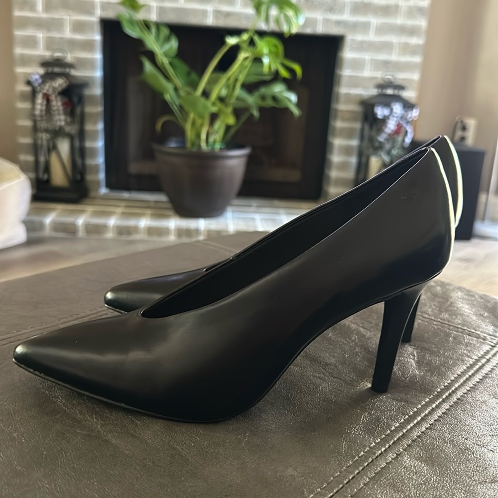 New w/box Black heels